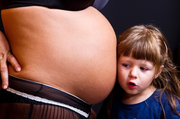 Brzuch ciążowy a tłuszcz: Kluczowe różnice i jak je rozpoznać