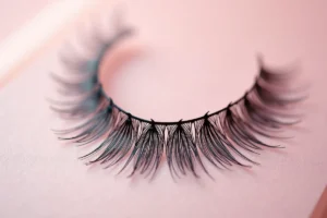 Rzęsy na pasku: Klucz do spektakularnego makijażu!