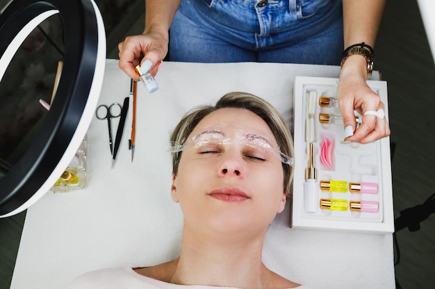 Ile kosztuje laminacja brwi? Ceny i czynniki wpływające